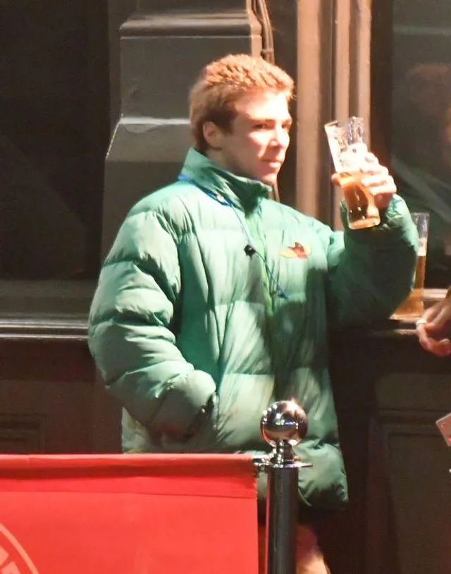Неповнолітній син Мадонни Рокко Річі п'є пиво 