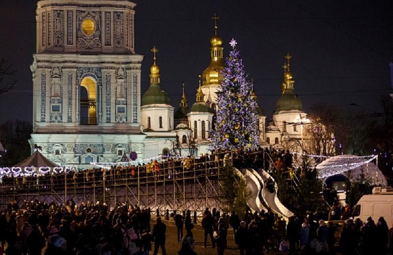 Главная елка страны уже вторые сутки в дороге Главная елка страны уже вторые сутки в дороге