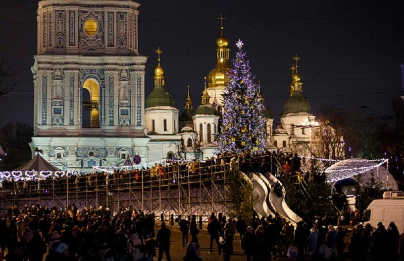 Главная елка страны уже вторые сутки в дороге