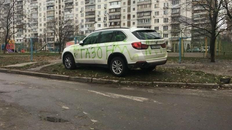 Фотофакт: киевляне проучили "героя" парковки