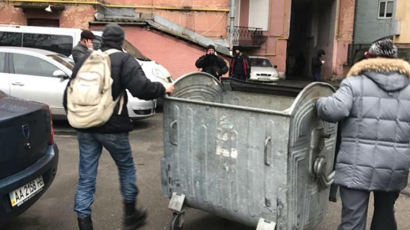 Обыски у Саакашвили: активисты строят баррикады, начались столкновения с полицией фото, видео