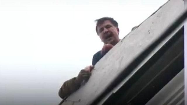 Саакашвили задержали на крыше дома - фото