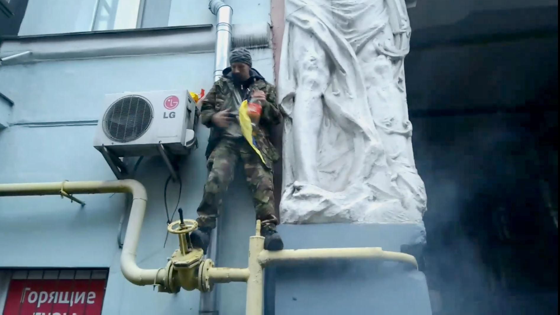 Активист под домом Саакашвили совершил попытку самосожжения: видео Активист под домом Саакашвили совершил попытку самосожжения: видео