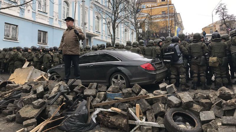 Прихильники Саакашвілі зводять барикади з паркану і бруківки: фото