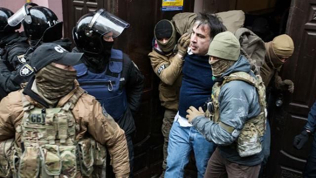 Саакашвілі витягли з машини СБУ - відео як звільнили Саакашвілі Саакашвілі витягли з машини СБУ - відео як звільнили Саакашвілі