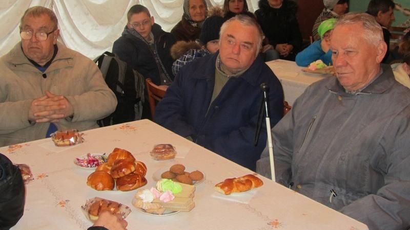 На Житомирщині розгорівся скандал навколо напівпорожніх столів людей з вадами зору