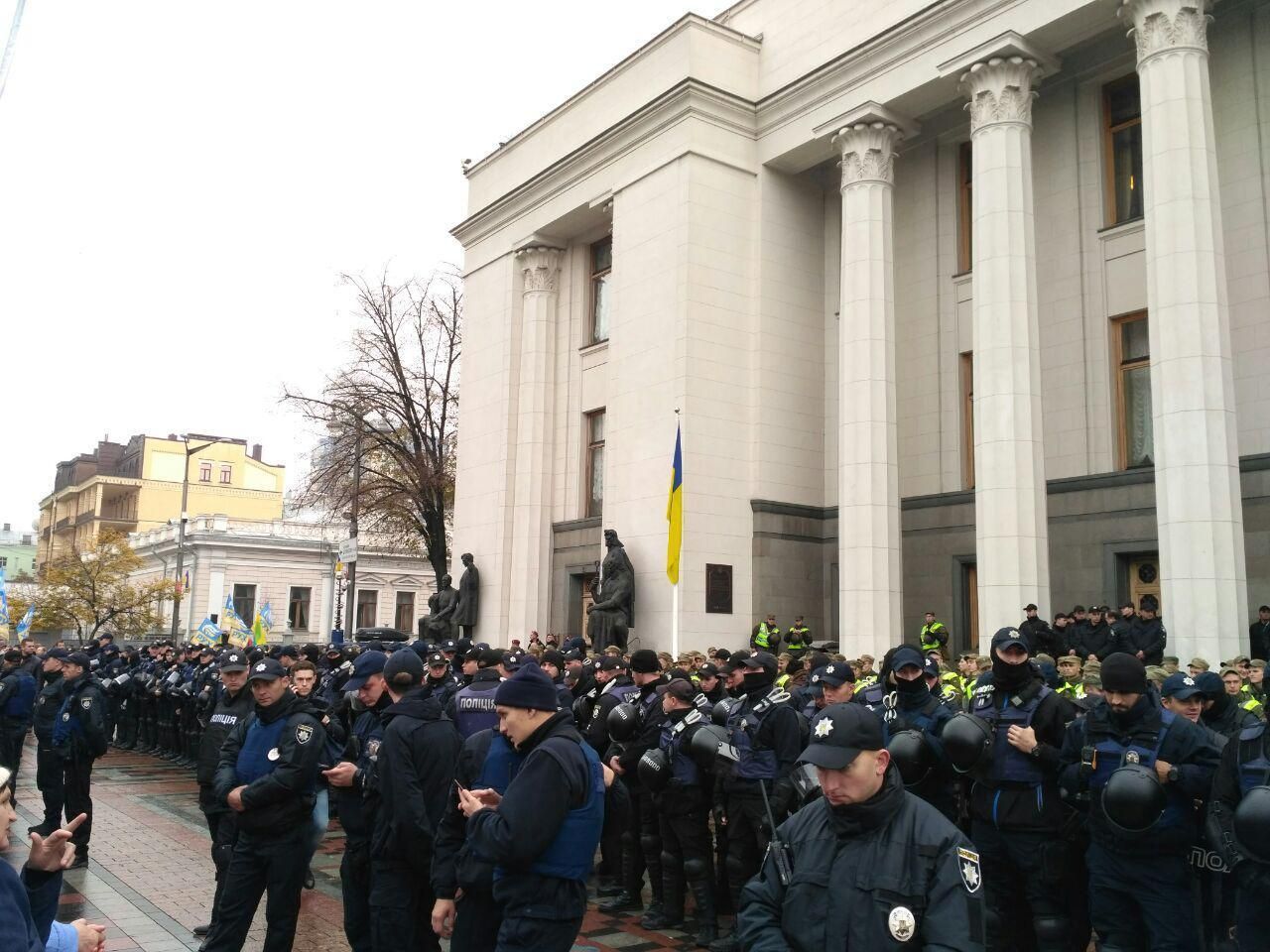 Под ВР стягивают силовиков: фото