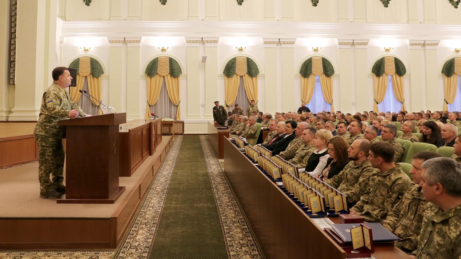 Полторак похвастался армией ВСУ и наградил украинских военных: фото Полторак похвастался армией ВСУ и наградил украинских военных: фото