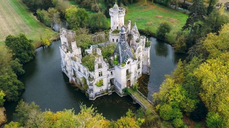 Случайные интернет-пользователи скинулись и выкупили французский замок за 500 тысяч евро
