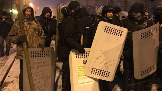 Брутальний штурм в деталях: з'явилось відео з даху будинку Брутальний штурм в деталях: з'явилось відео з даху будинку