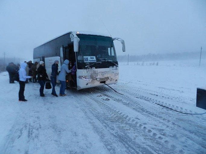 Группа женщин 10 часов толкала заглохший автобус. Никто не остановился! Группа женщин 10 часов толкала заглохший автобус. Никто не остановился!