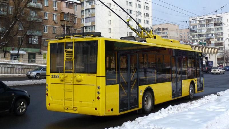 Сувора Троєщина: п'яні пасажири влаштували бійку з різаниною у тролейбусі Києва