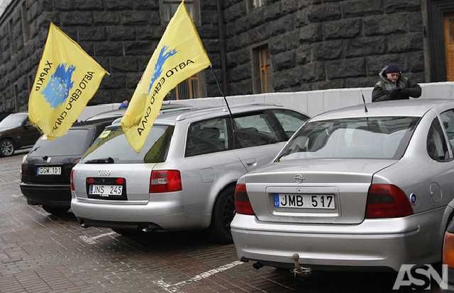 Нерозмитнені авто в Україні: новий закон і акція протесту