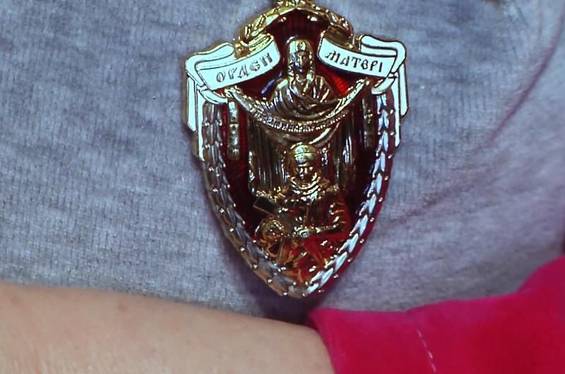 Самі хлопці її не закінчать, – незрячій в'язальниці рукавиць воїнам АТО вручили орден Самі хлопці її не закінчать, – незрячій в'язальниці рукавиць воїнам АТО вручили орден