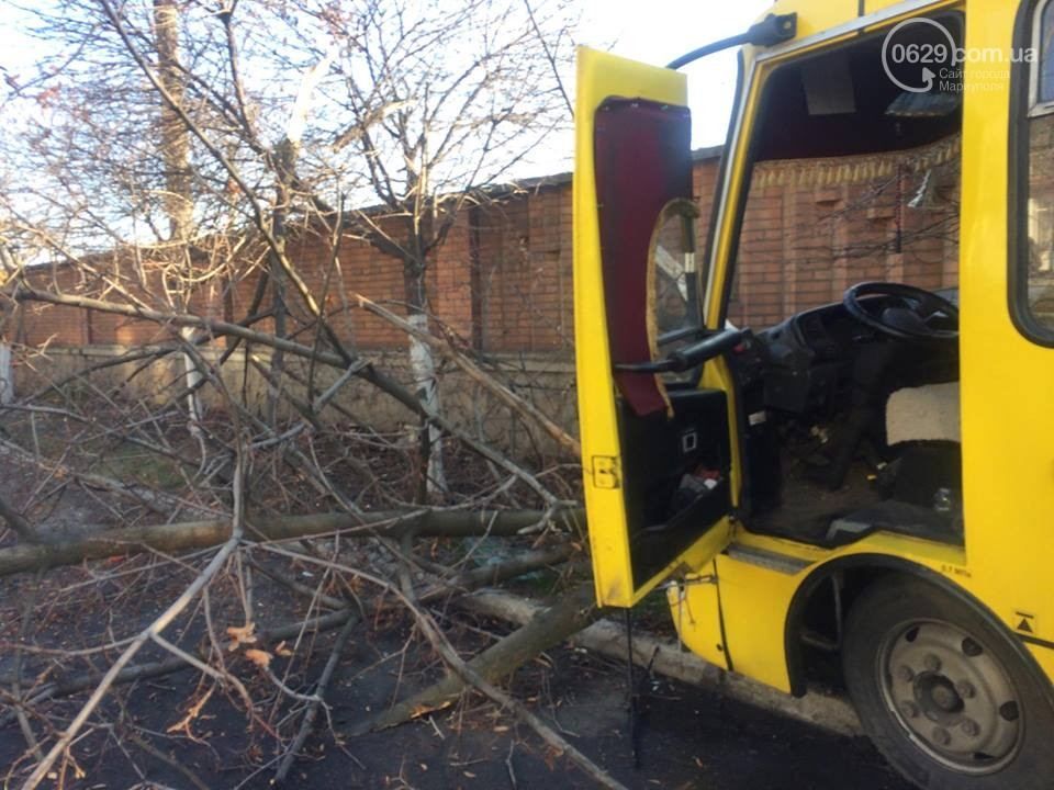 У Маріуполі маршрутка з пасажирами потрапила в аварію: фото та відео У Маріуполі маршрутка з пасажирами потрапила в аварію: фото та відео