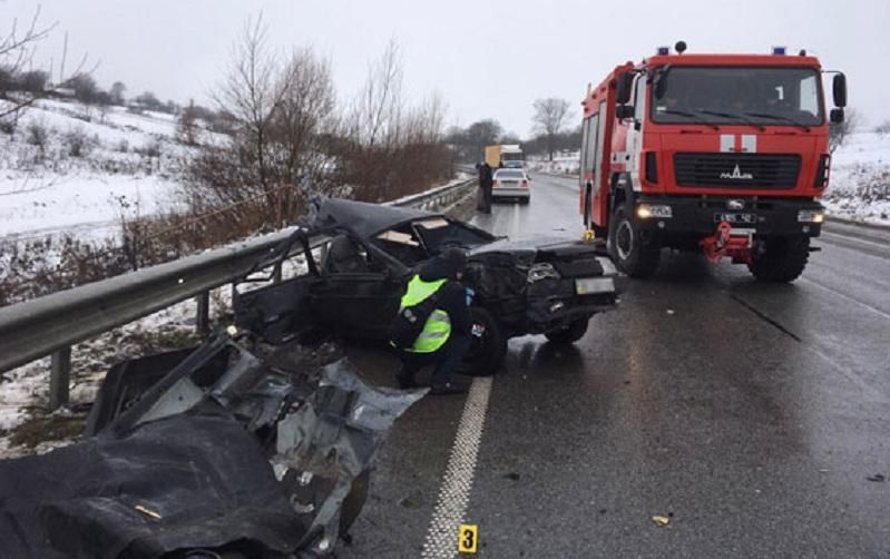 Смертельна аварія на Рівненщині: водій заїхав на зустрічну і влетів в автобус