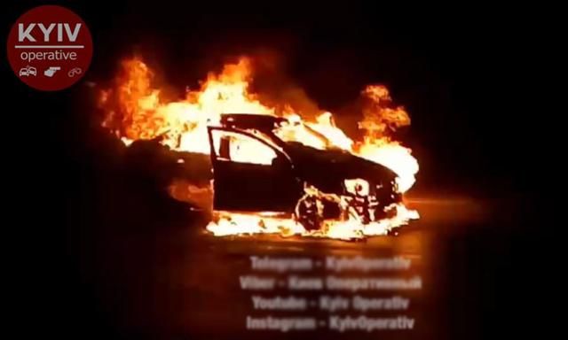 В Киеве дотла сгорел автомобиль: фото и видео с места события
