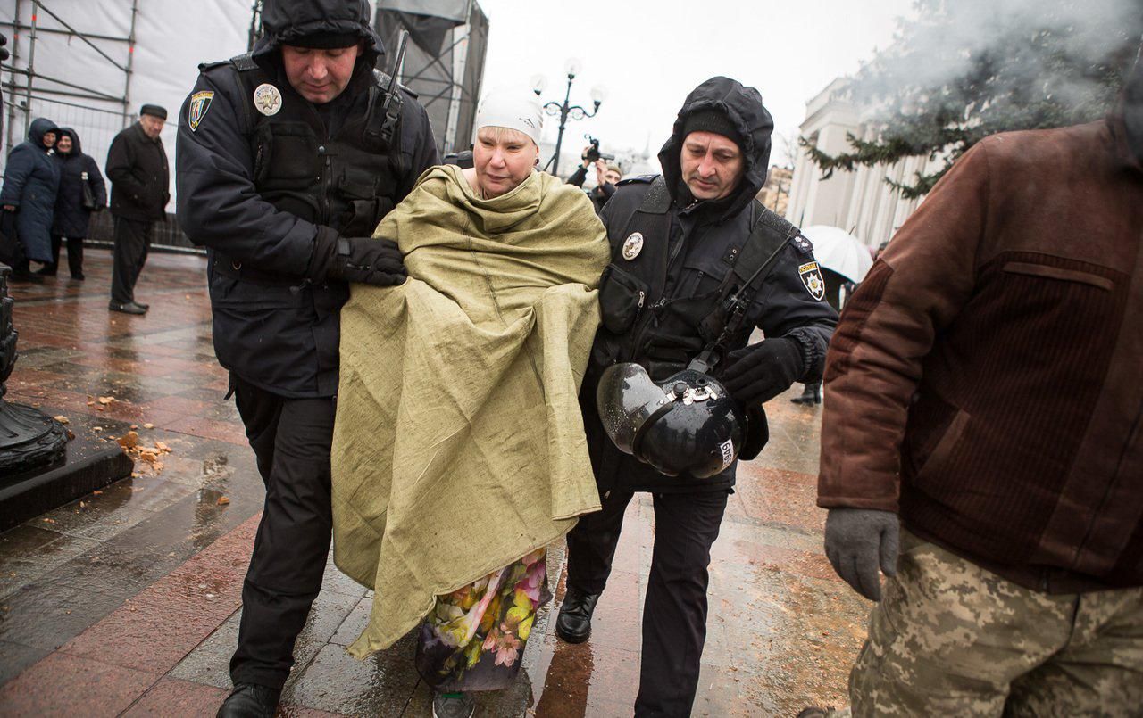 Голая активистка Femen шокировала своим протестом под Радой