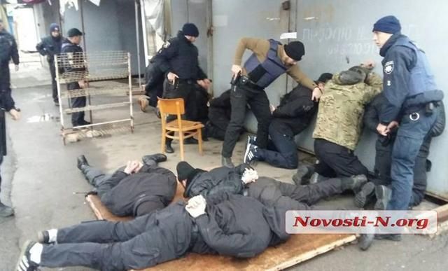 С оружием и гранатами злоумышленники совершили разбойное нападение на рынок в Николаеве: фото