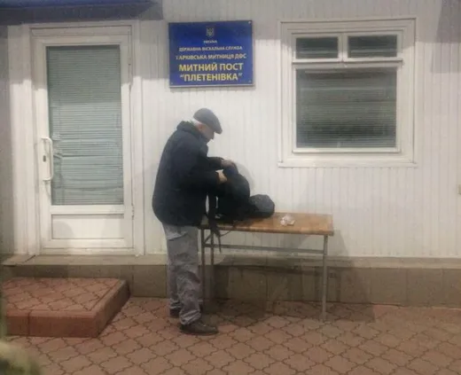 Росіянин напав із ножем на працівників ДМС та СБУ Росіянин напав із ножем на працівників ДМС та СБУ