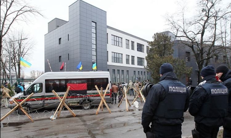 Блокада телеканалу NewsOne тривала 5 днів: активісти вирішили розійтись Блокада телеканалу NewsOne тривала 5 днів: активісти вирішили розійтись