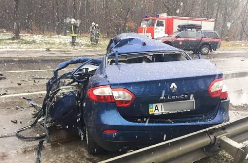 Фуру розвернуло поперек дороги: фото смертельної аварії під Києвом Фуру розвернуло поперек дороги: фото смертельної аварії під Києвом