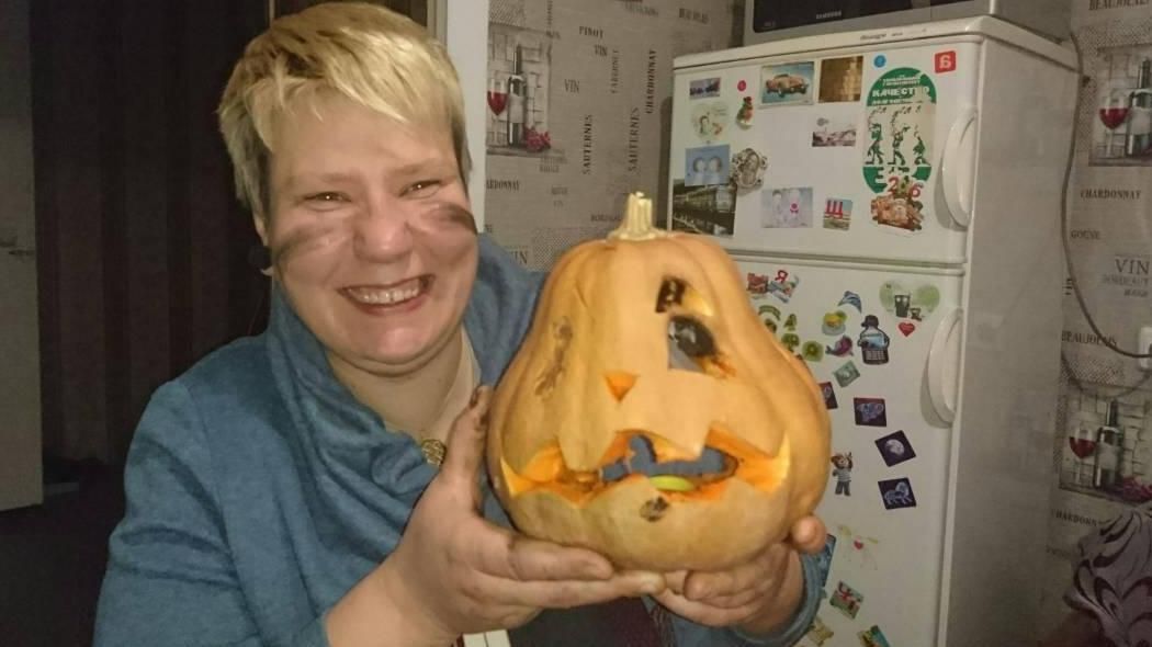 Голая активистка Femen, выступавшая под Радой, оказалась филологом Голая активистка Femen, выступавшая под Радой, оказалась филологом