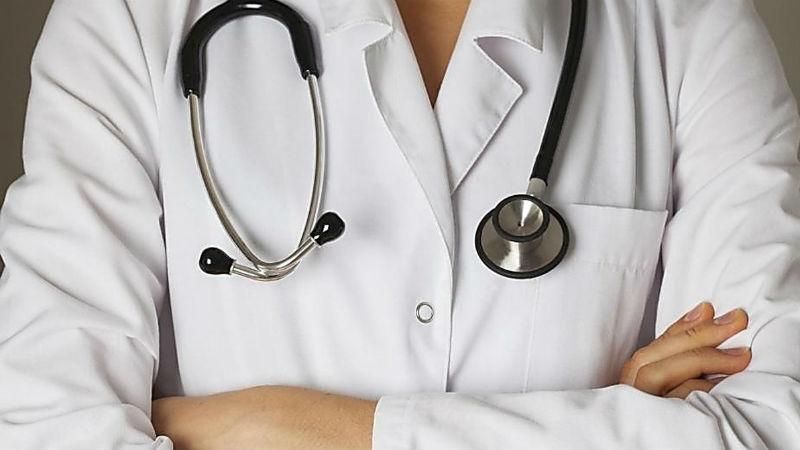 Ветерани АТО заштовхали лікаря до смітника Ветерани АТО заштовхали лікаря до смітника