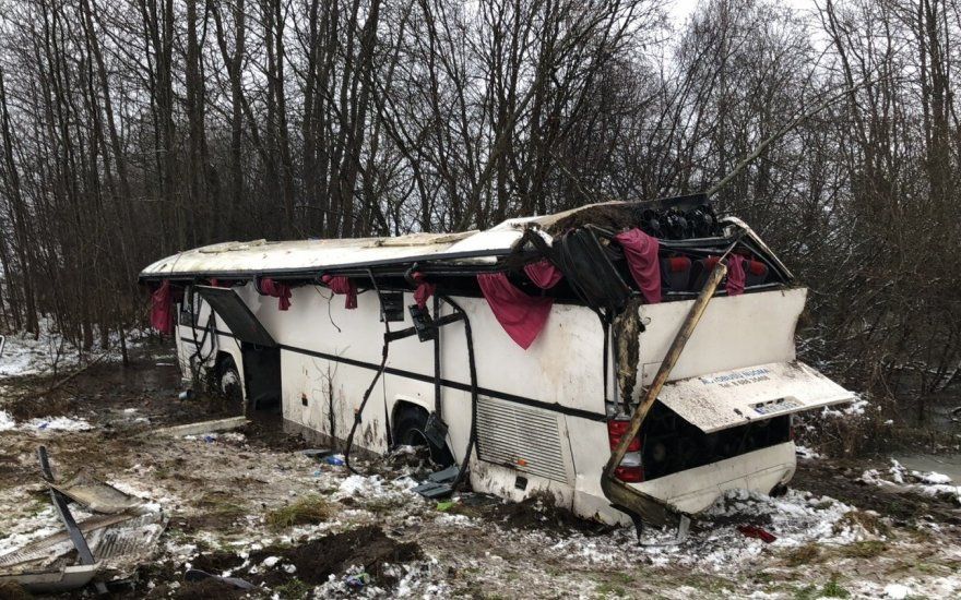 На слизькій дорозі перекинувся автобус з дітьми