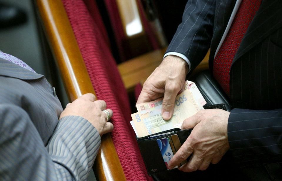 Народні депутати підвищили собі зарплати Народні депутати підвищили собі зарплати
