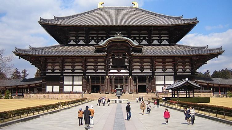 Мужчина с самурайским мечом устроил резню в известном храме Токио Мужчина с самурайским мечом устроил резню в известном храме Токио