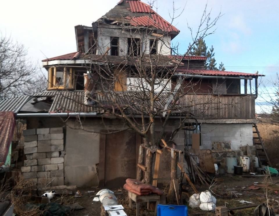Бойовики обстріляли селище під Маруполем: наслідки руйнувань у фото