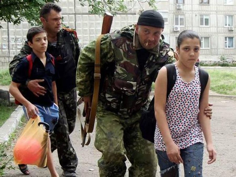 Росіянам потрібні живий щит та гарматне м'ясо: бойовики заборонили виїзд "держслужбовцям"