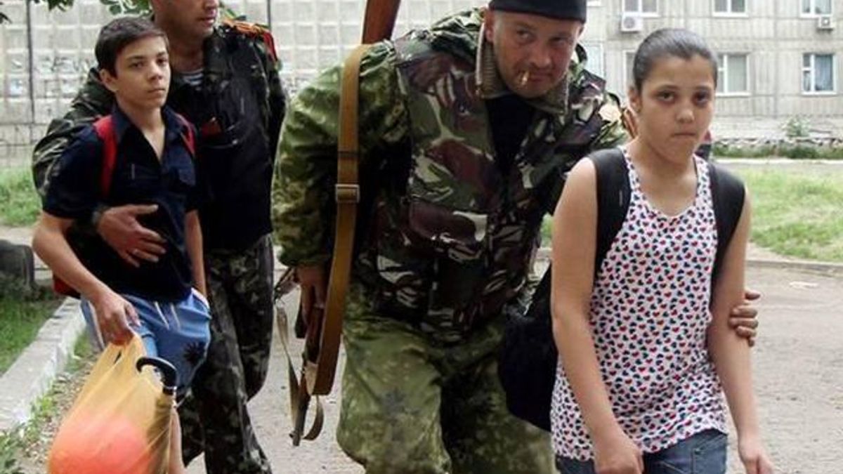 Росіянам потрібні живий щит та гарматне м'ясо: бойовики заборонили виїзд "держслужбовцям" Росіянам потрібні живий щит та гарматне м'ясо: бойовики заборонили виїзд "держслужбовцям"