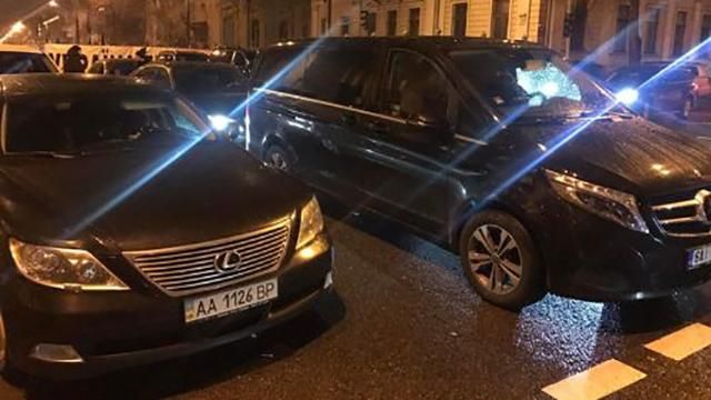 Чим депутати приїхали голосувати за бюджет-2018: фото елітних автомобілів Чим депутати приїхали голосувати за бюджет-2018: фото елітних автомобілів