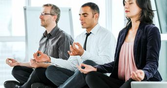 Йога в офісі: 5 асан, які допоможуть розслабитись