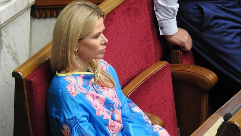 Депутатка покидає Раду та йде в декрет Депутатка покидає Раду та йде в декрет