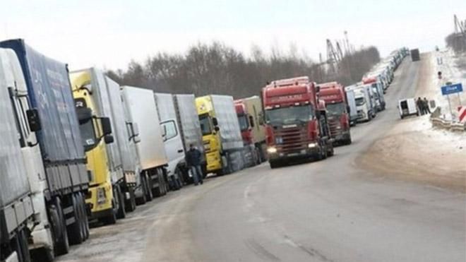 На границе с Польшей около тысячи автомобилей застряли в 20-километровой пробке: видео