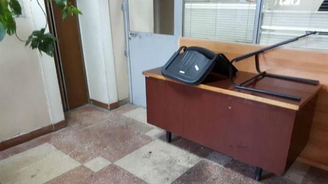 Разъяренные активисты разгромили суд в Черкассах Разъяренные активисты разгромили суд в Черкассах