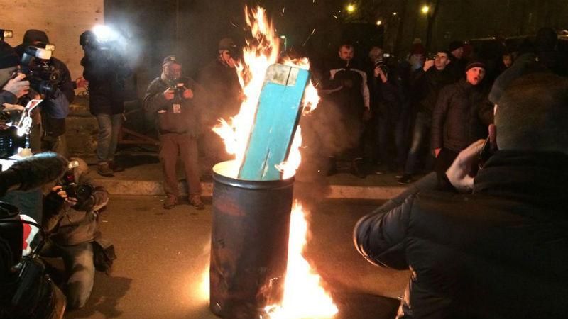 Саакашвили в изоляторе: активисты заблокировали улицу подожгли бочки 