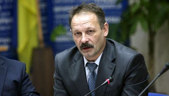 Нардепу Барне досталось от активистов под домом Луценко: видео стычки Нардепу Барне досталось от активистов под домом Луценко: видео стычки