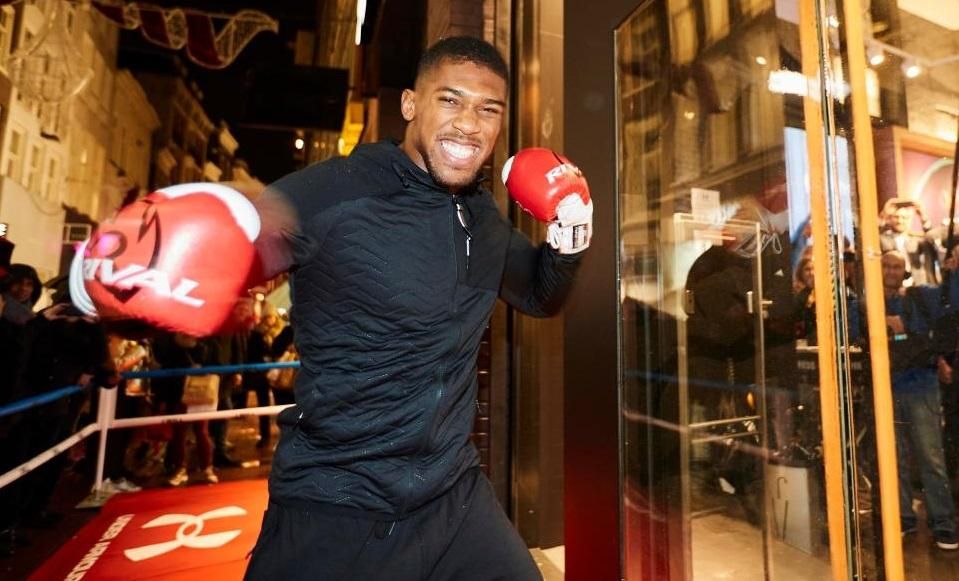 Знаменитий боксер розтрощив вітрину в Амстердамі: відео Знаменитий боксер розтрощив вітрину в Амстердамі: відео