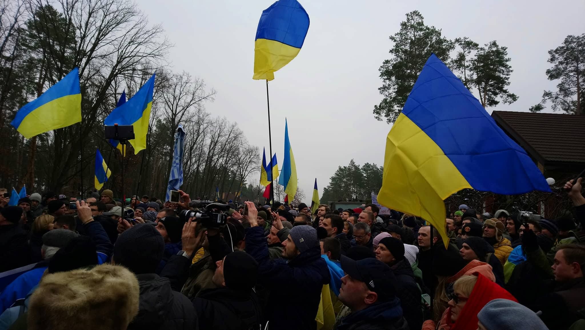 Одеяло для Луценко: как проходила акция под стенами дома генпрокурора Одеяло для Луценко: как проходила акция под стенами дома генпрокурора