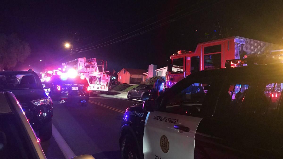 В США самолет упал на жилой дом: есть погибшие В США самолет упал на жилой дом: есть погибшие