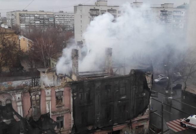 У Києві на Подолі горить історична пам'ятка: опубліковані фото У Києві на Подолі горить історична пам'ятка: опубліковані фото