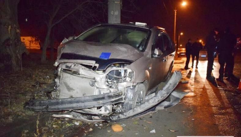 Офіцер на Chevrolet врізався у стовп у Миколаєві: очевидці кажуть, що був п'яний