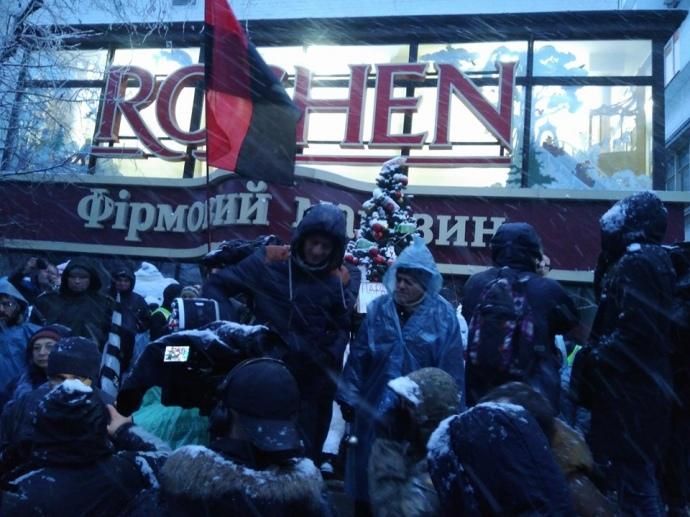 Участники марша в Киеве заблокировали магазин Roshen