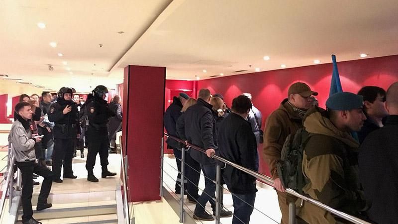 У Москві прихильники "ЛДНР" зірвали показ фільму про війну на Донбасі: відео інциденту У Москві прихильники "ЛДНР" зірвали показ фільму про війну на Донбасі: відео інциденту