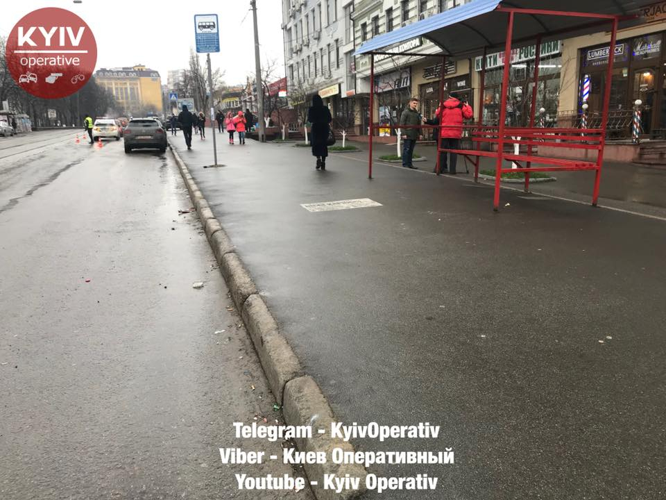 Автомобиль вылетел на остановку общественного транспорта в Киеве