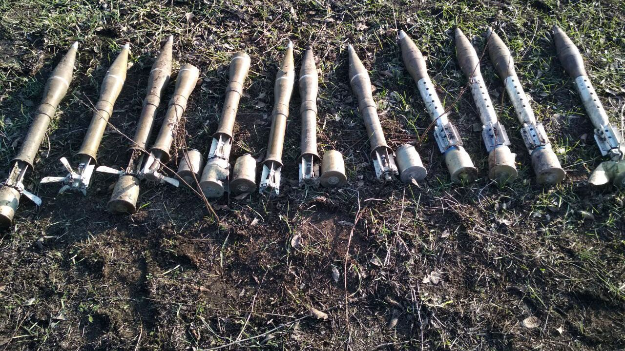 На Донетчине обнаружили тайник с оружием из России: есть фото и видео